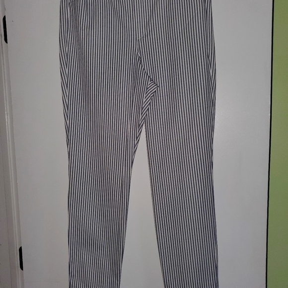 Old Navy Pixie pants, size 10, ankle length BNWOT - Picture 1 of 4